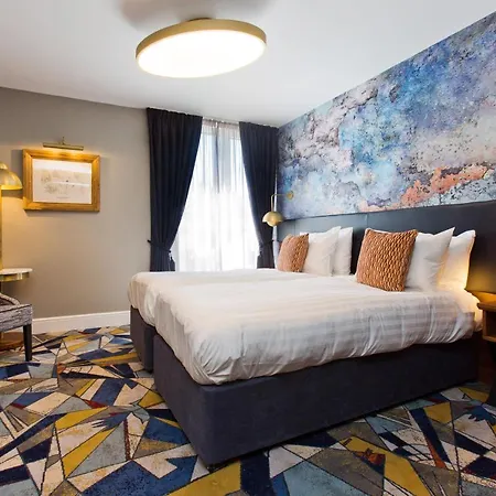 Keavan's Port Hotel, Hotell 4*