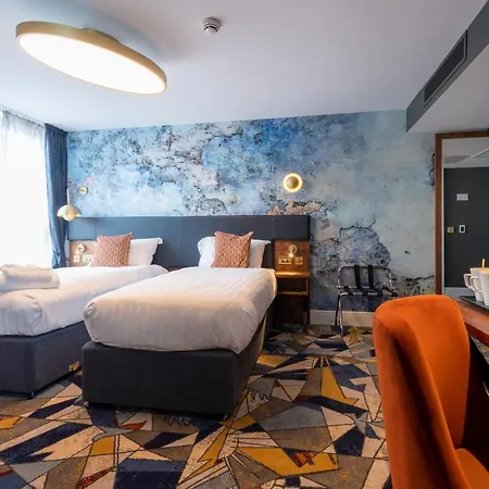 Keavan's Port Hotel, Hotell 4*