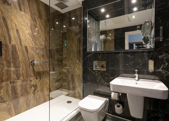 Keavan's Port Hotel, 4*