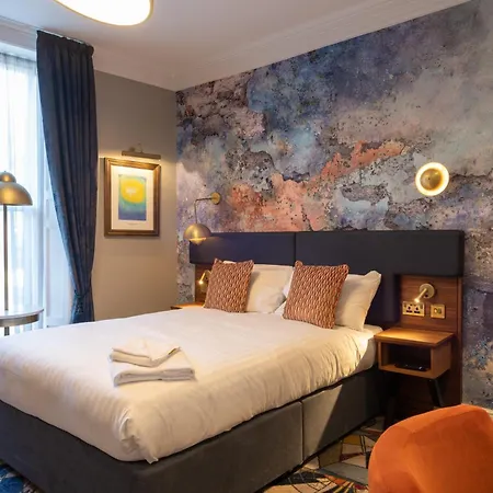 Keavan's Port Hotel, Hotel 4*